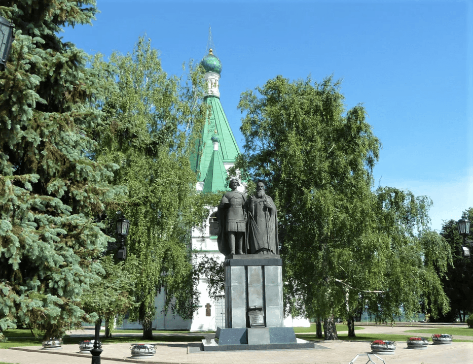 Памятник князю Георгию Всеволодовичу и святителю Симону Суздальскому 