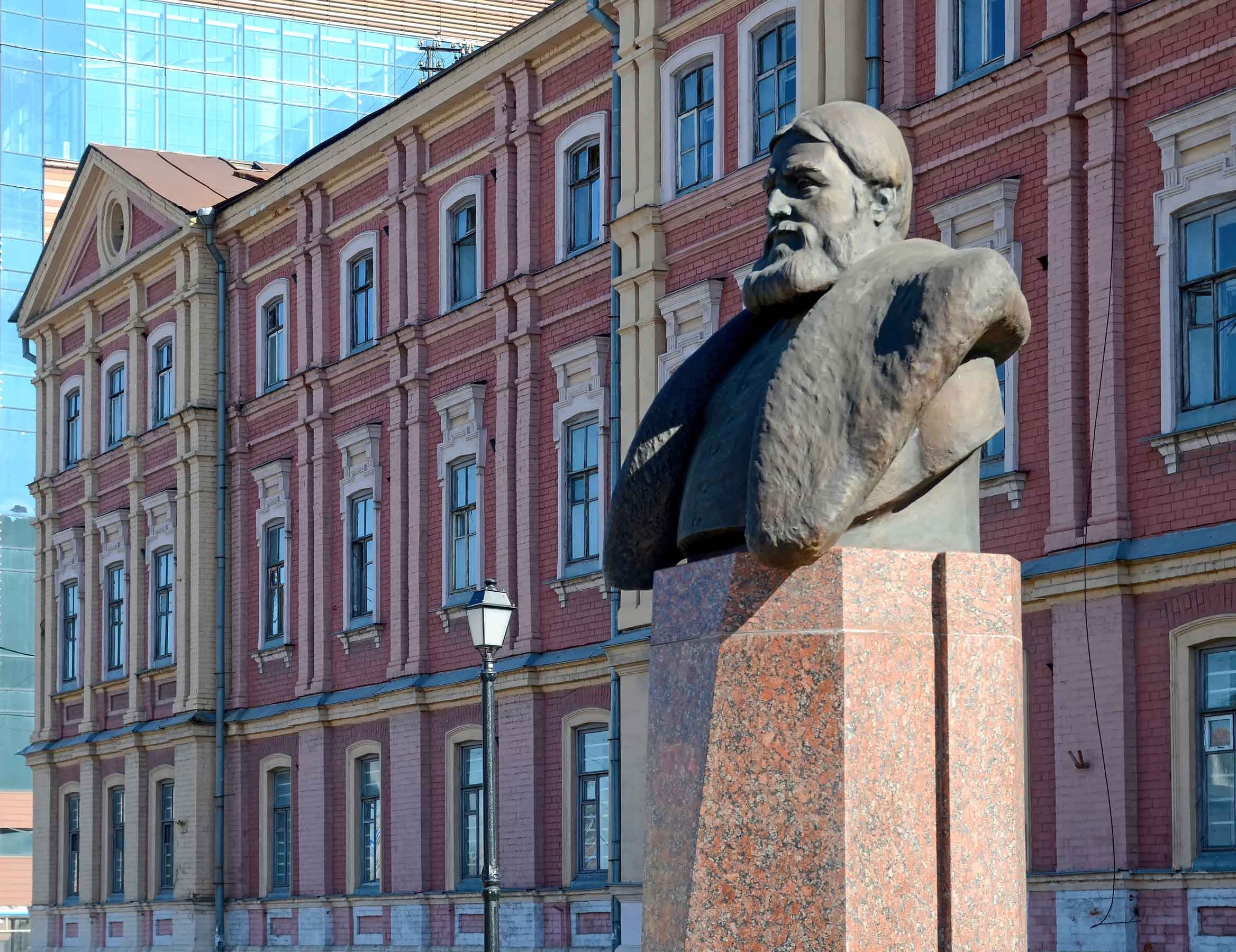 Бюст Н.А. Бугрова