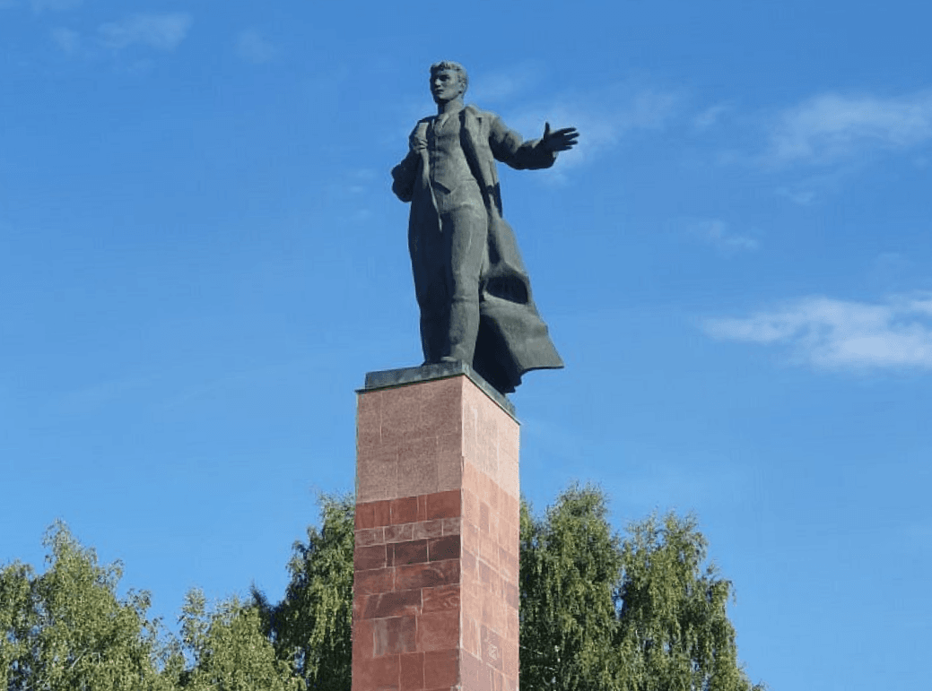Памятник Муллануру Вахитову