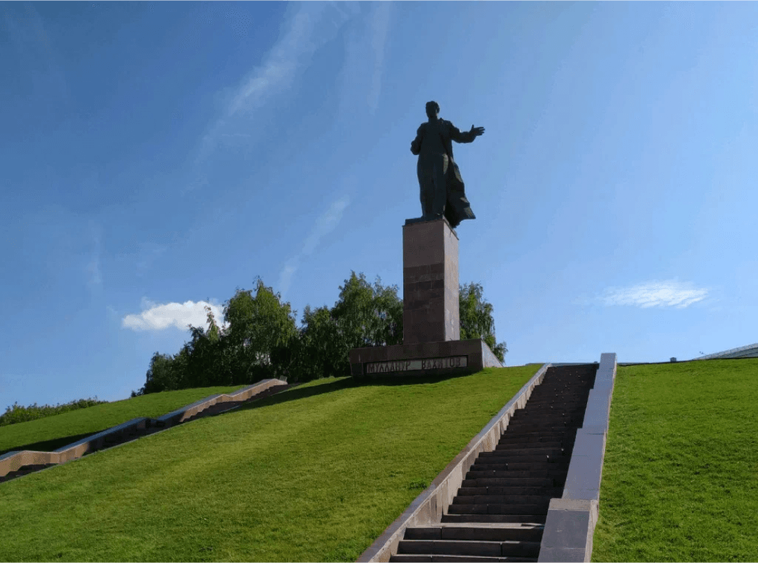 Памятник Муллануру Вахитову