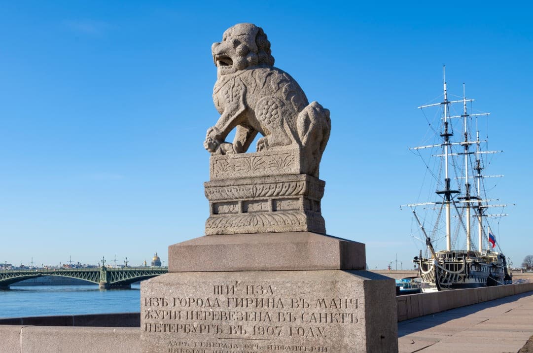 Львы Ши-цза на Петровской набережной