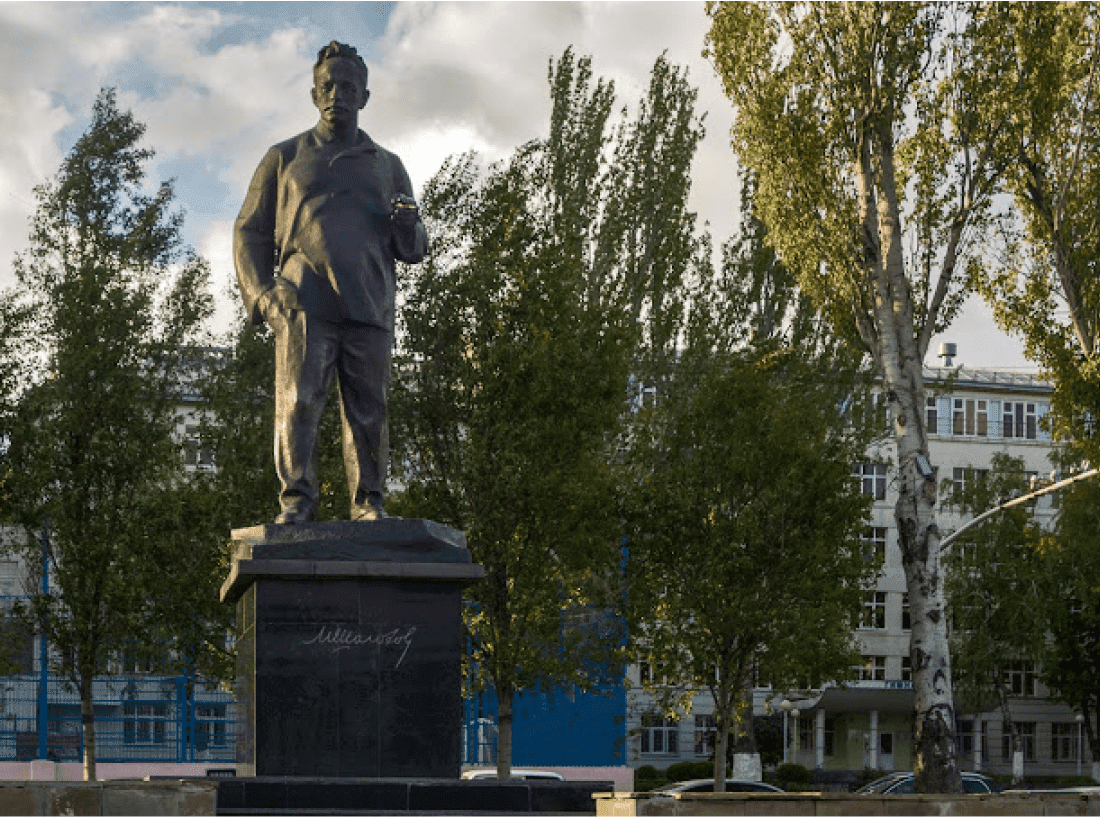 Памятник Михаилу Шолохову