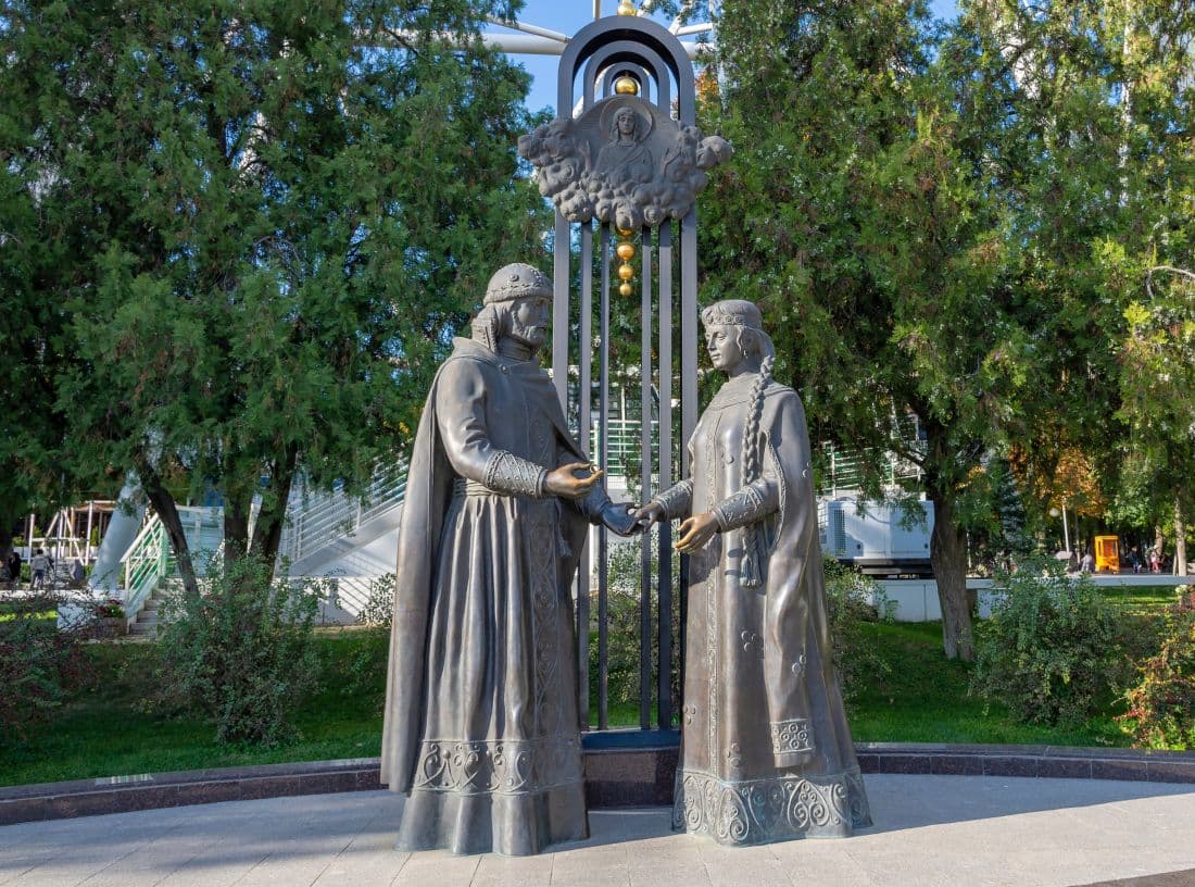 Памятник святым Петру и Февронии Муромским