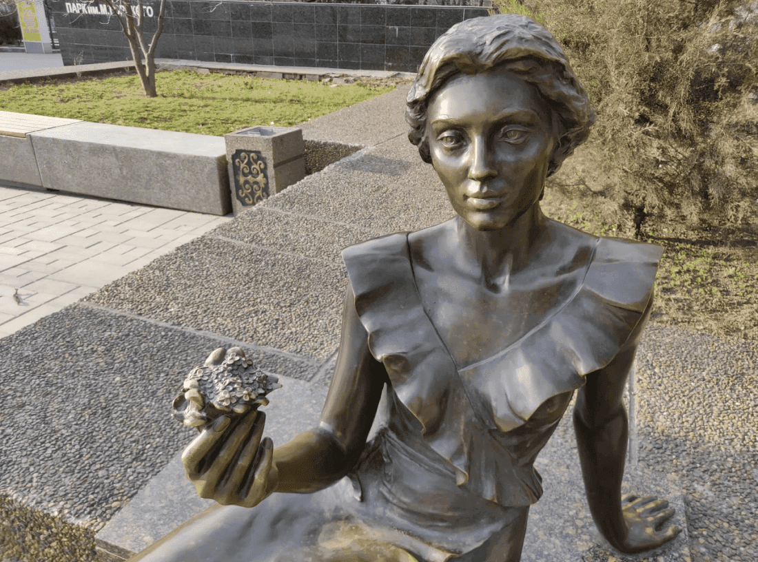 Скульптура «Цветочница»
