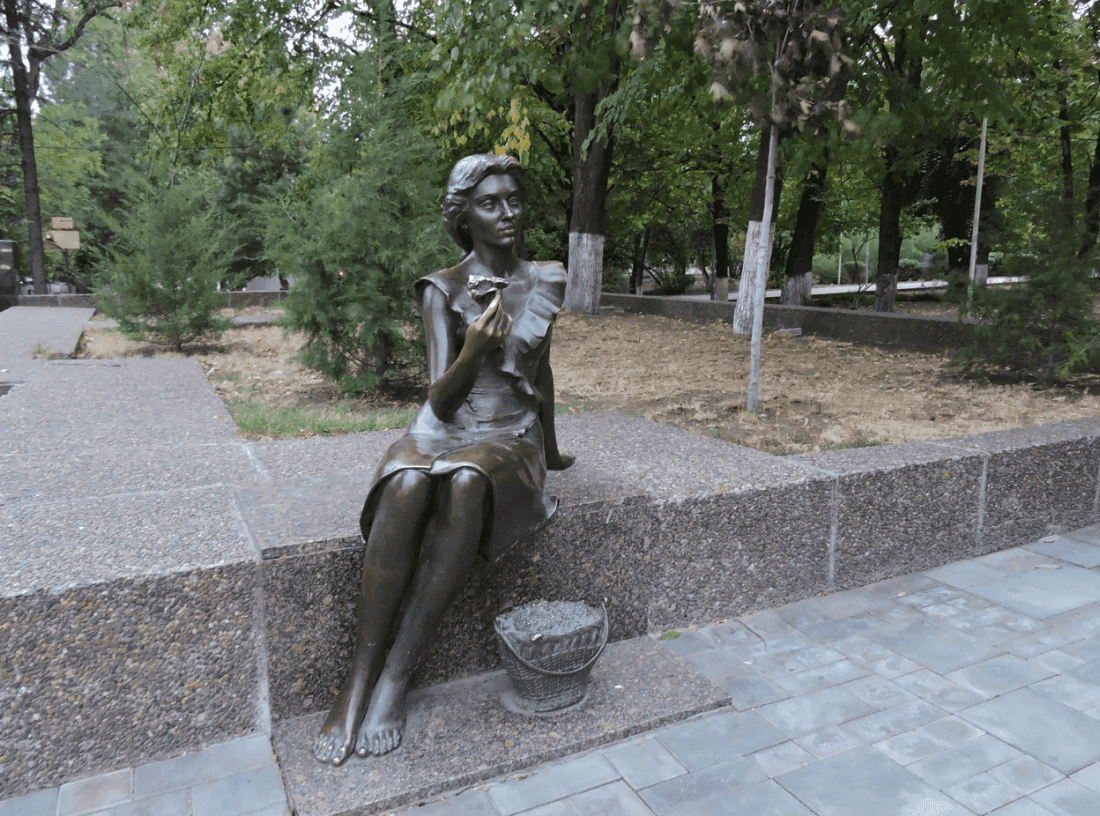 Скульптура «Цветочница»