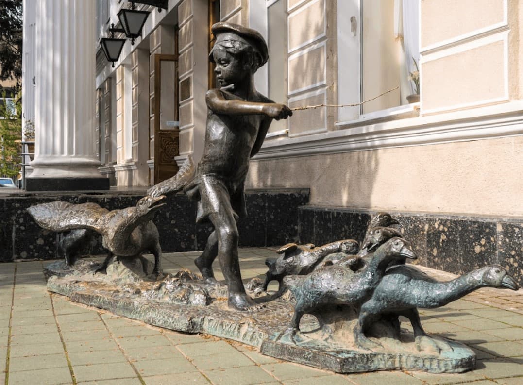 Скульптура «Нахаленок с гусями»