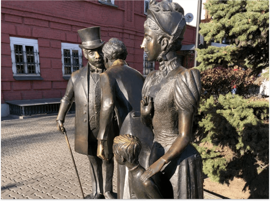 Скульптурная композиция «Толстый и тонкий» 