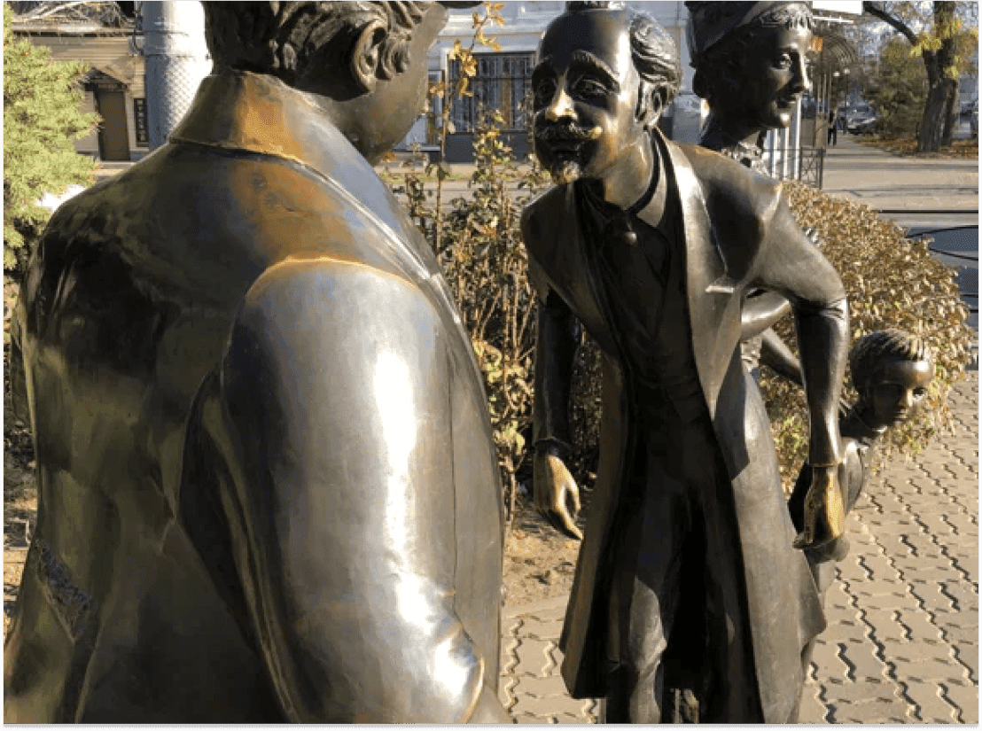 Скульптурная композиция «Толстый и тонкий» 