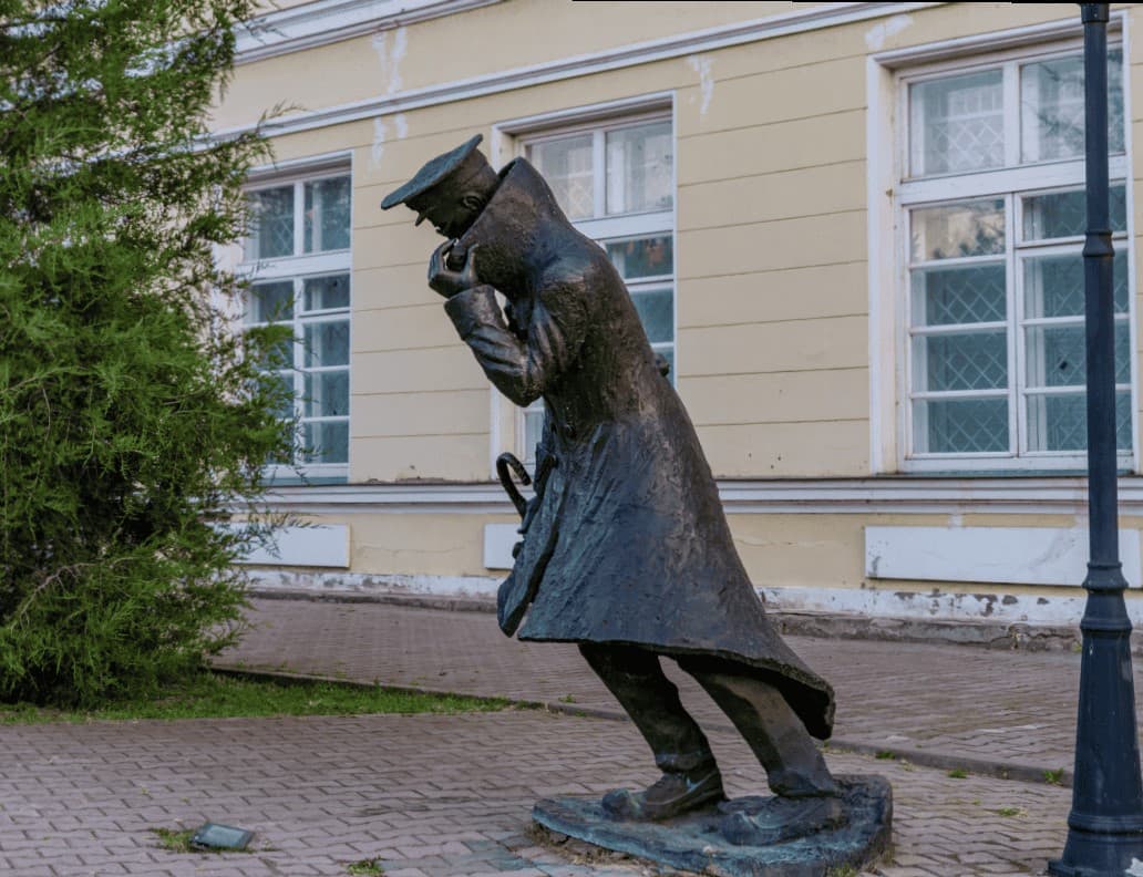 Скульптура «Человек в футляре»