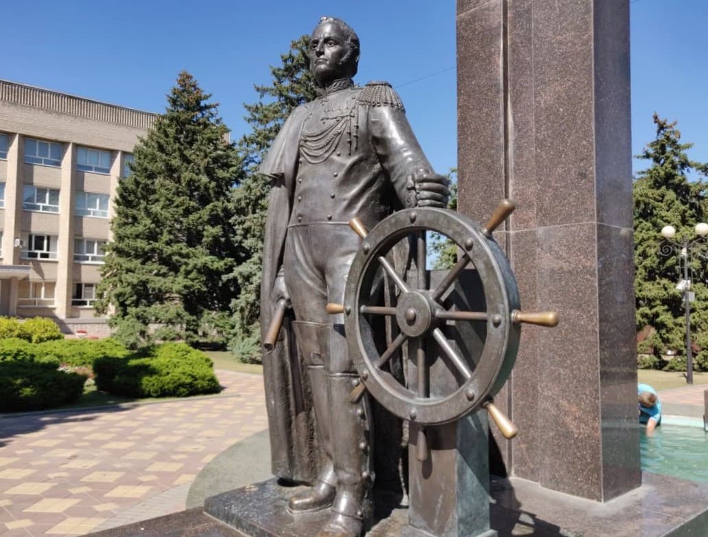 Памятник кораблю «Азов» и адмиралу Михаилу Лазареву 