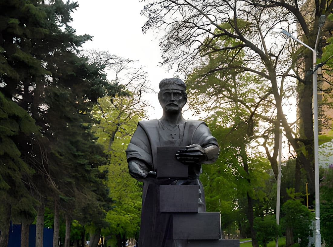 Памятник строителю 