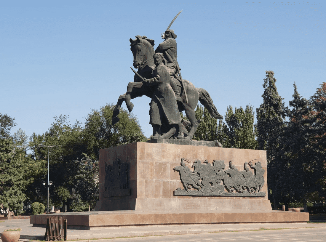 Памятник бойцам Первой конной армии