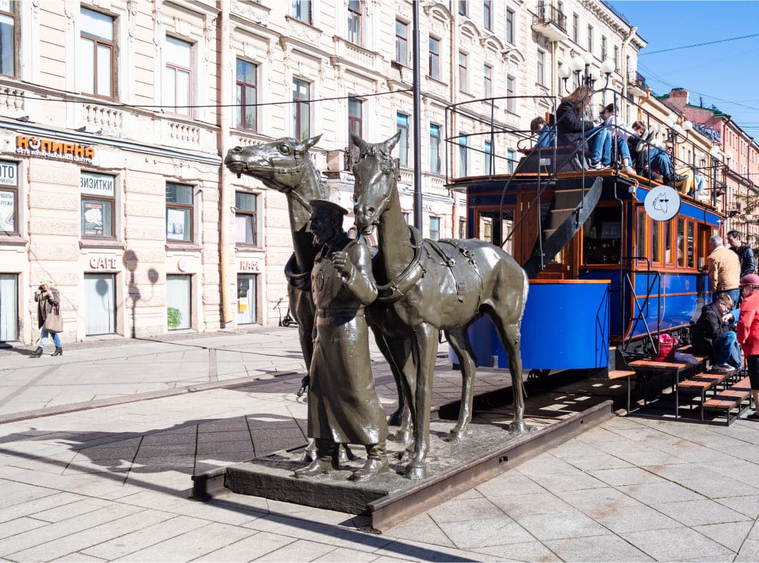 Памятник петербургской конке