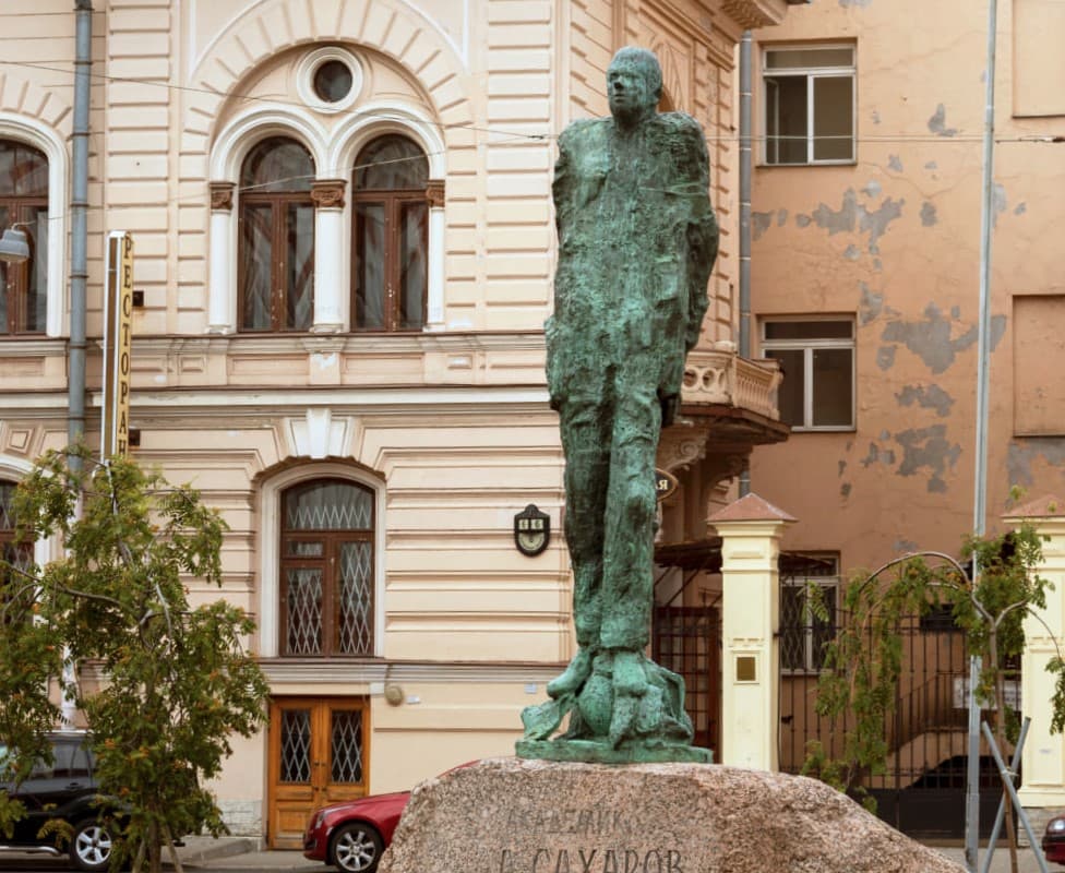 Памятник академику А. Сахарову