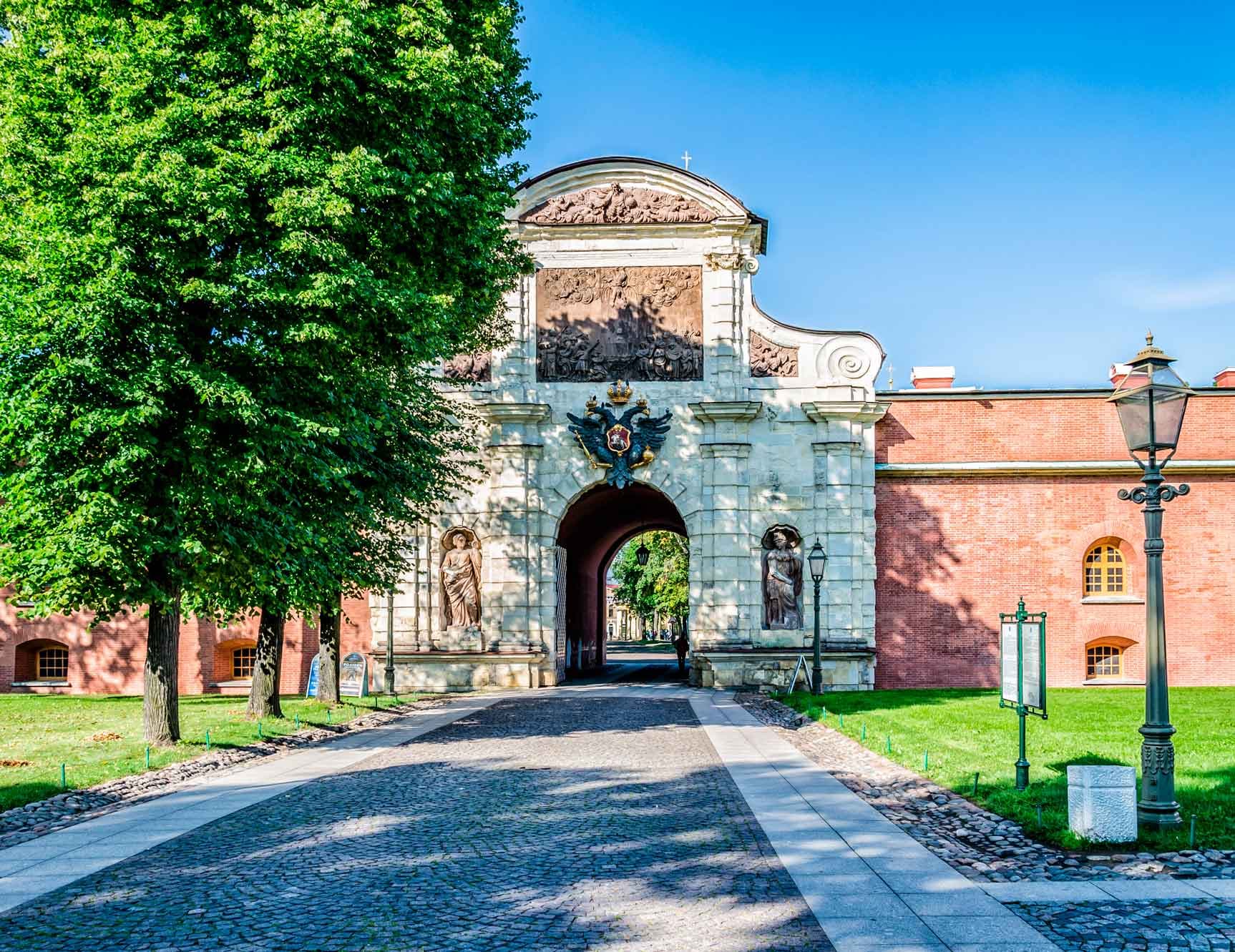 Петровские ворота Петропавловской крепости