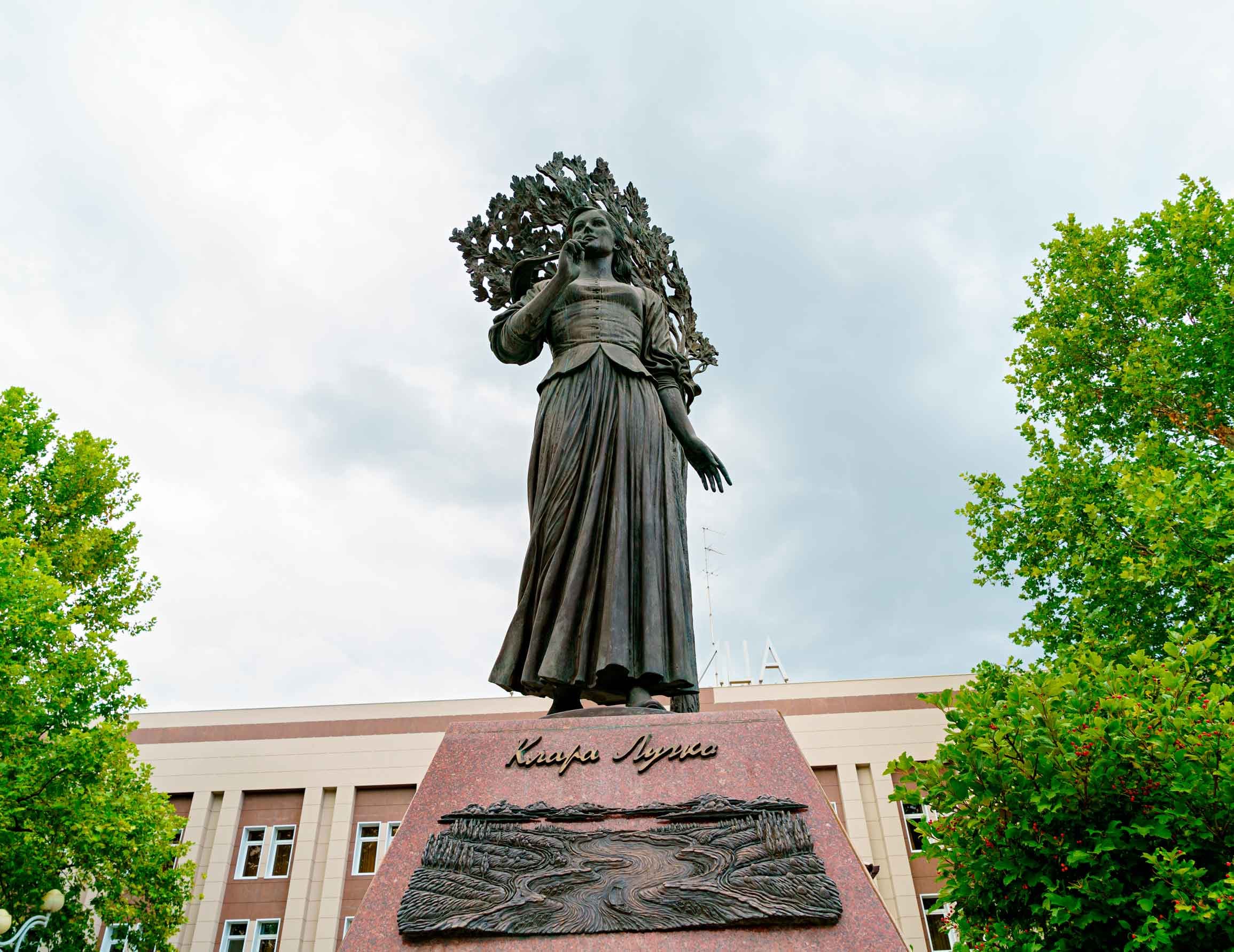 Памятник К. Лучко
