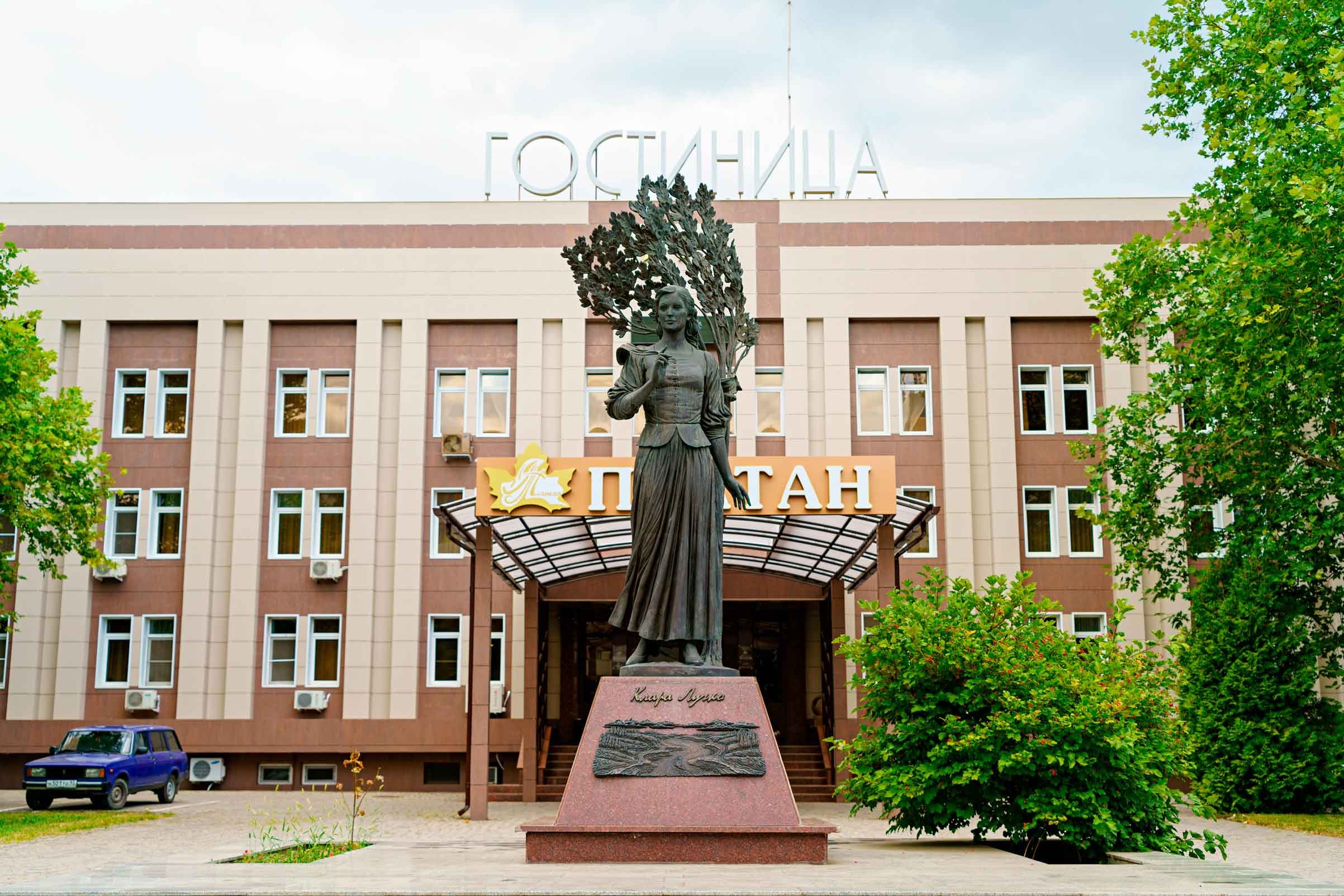 Памятник К. Лучко