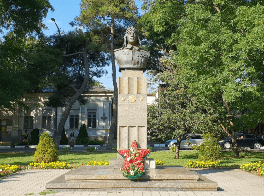 Памятник Евгению Савицкому
