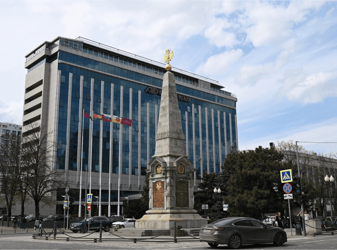 Памятник-обелиск в честь 200-летия Кубанского казачьего войска 