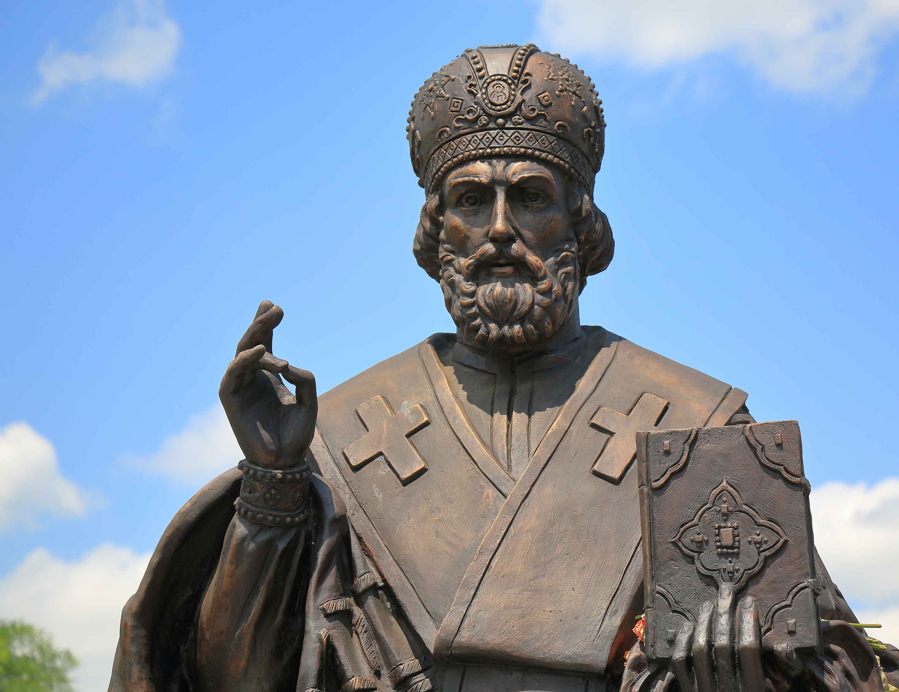 Памятник Николаю Чудотворцу 