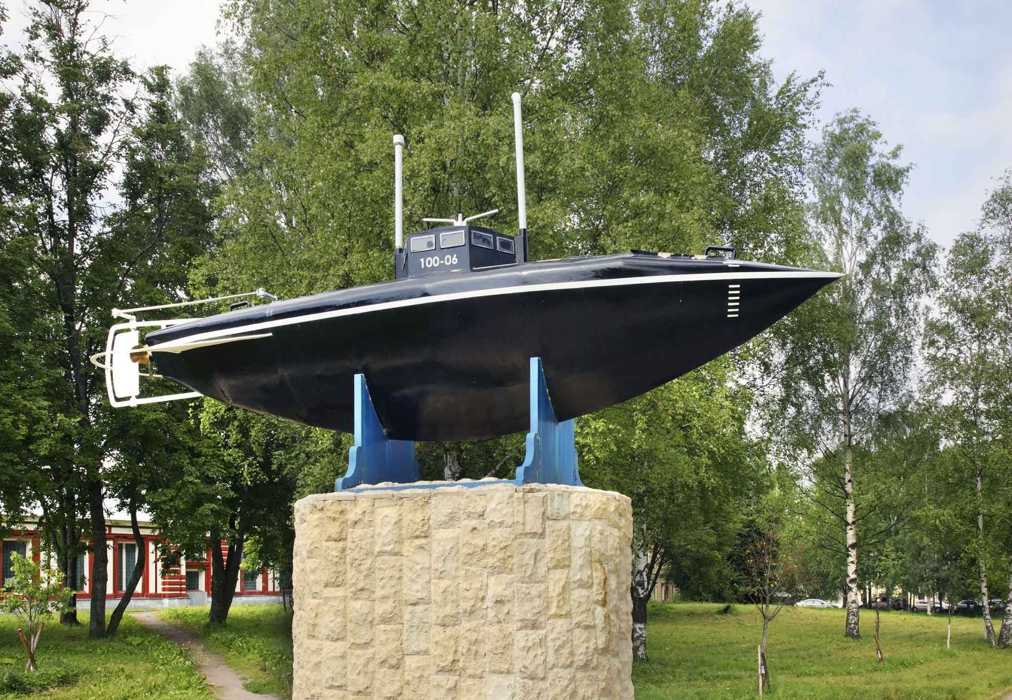 Памятник подводной лодке Джевецкого в Гатчине