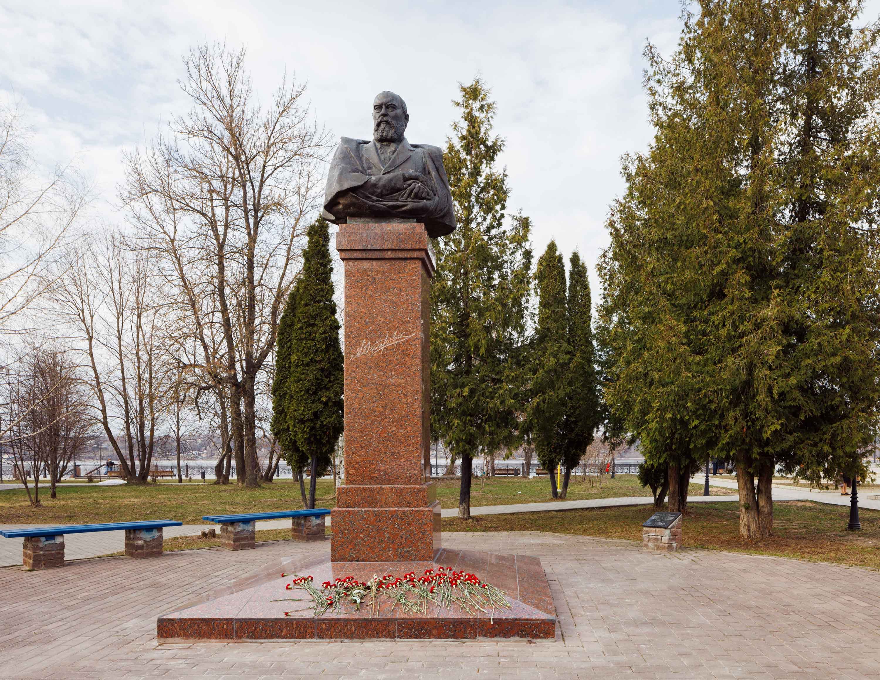 Памятник драматургу А. Н. Островскому 