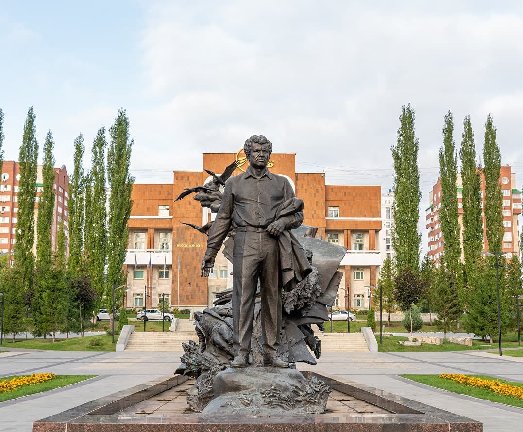 Памятник Мустаю Кариму