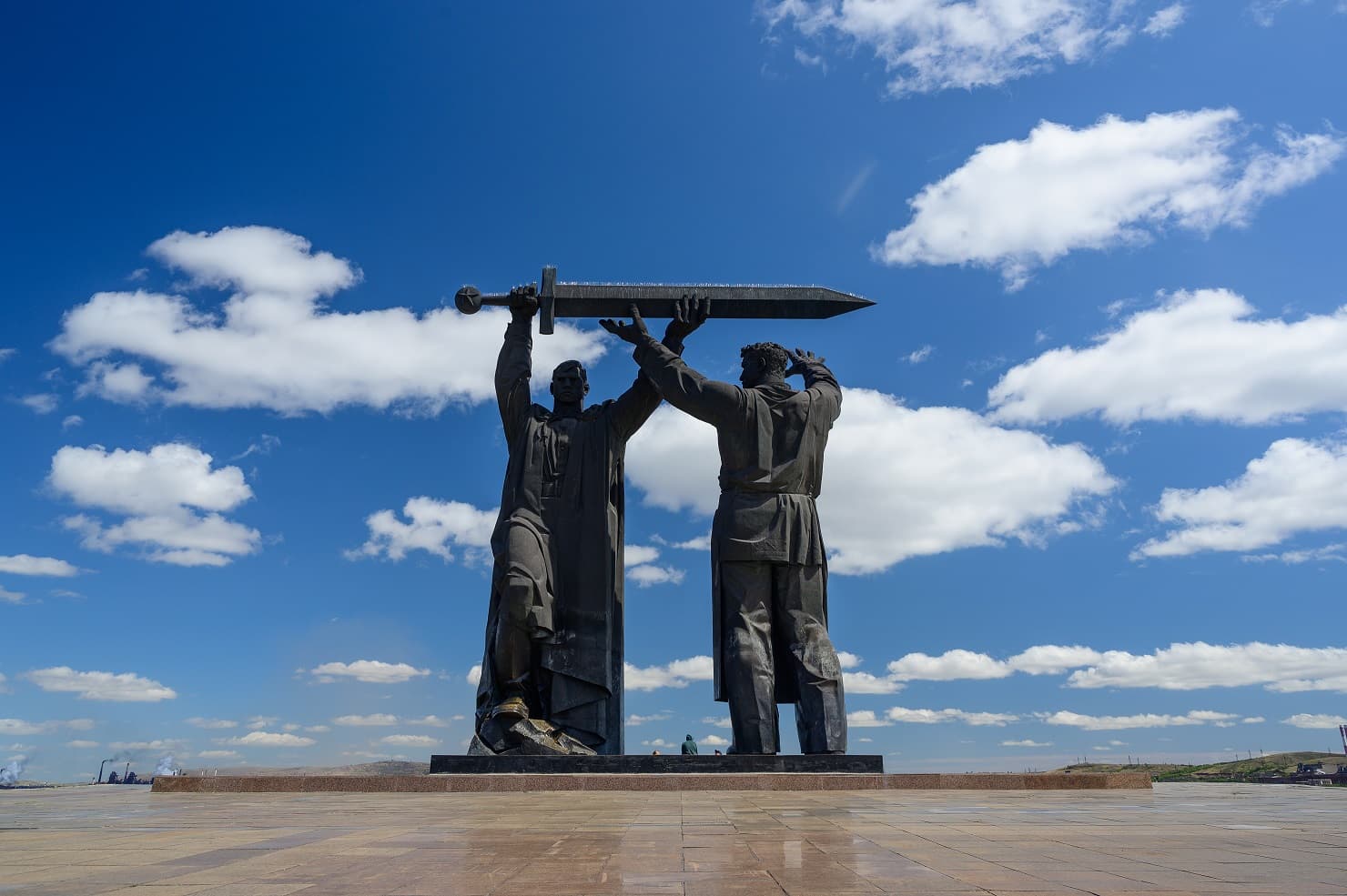 Монумент «Тыл ― фронту»