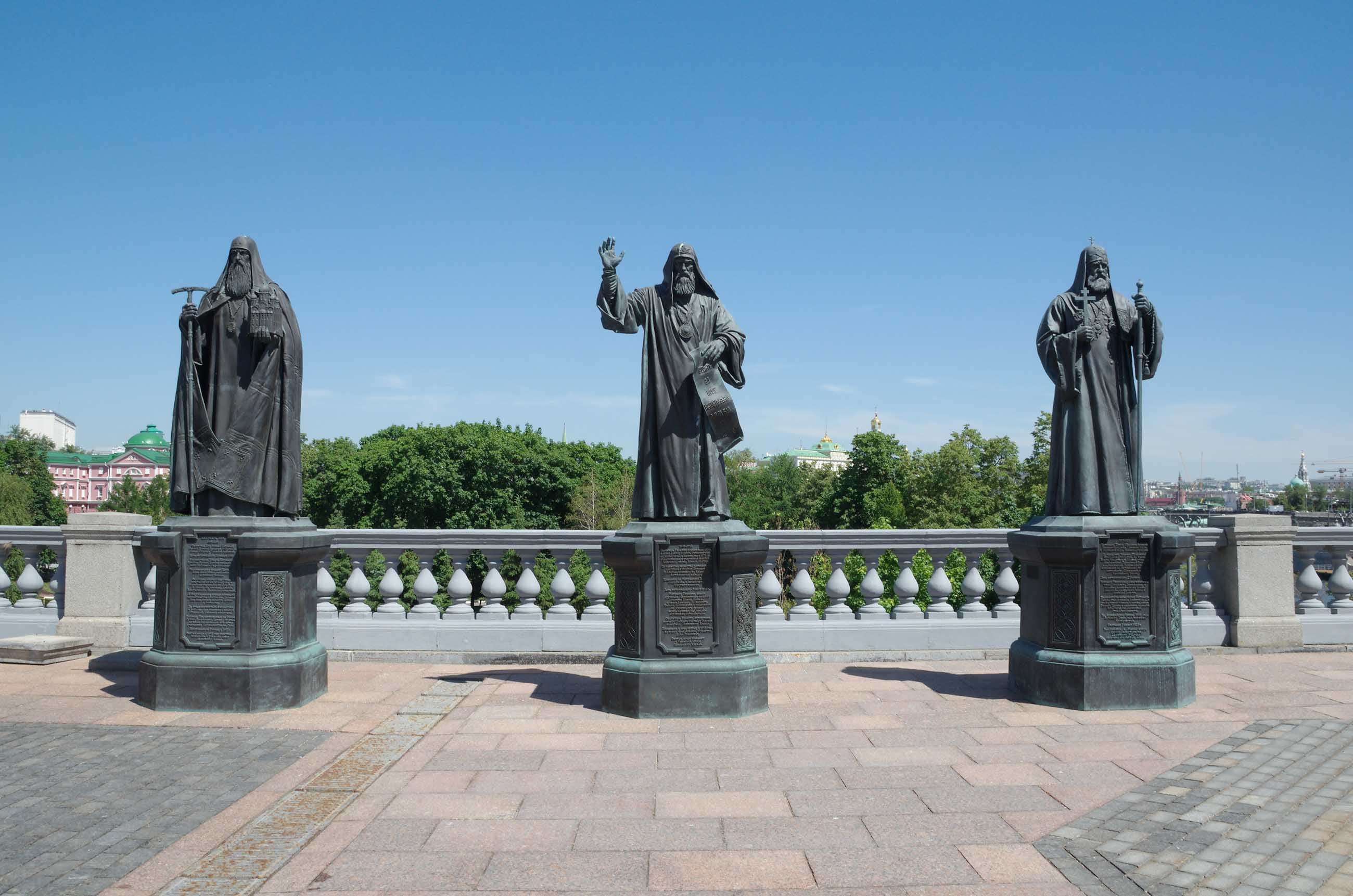 Памятник патриарху Тихону