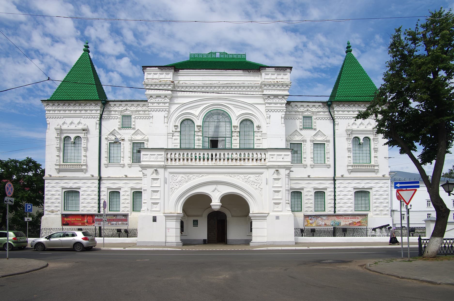 Здание Романовского музея 