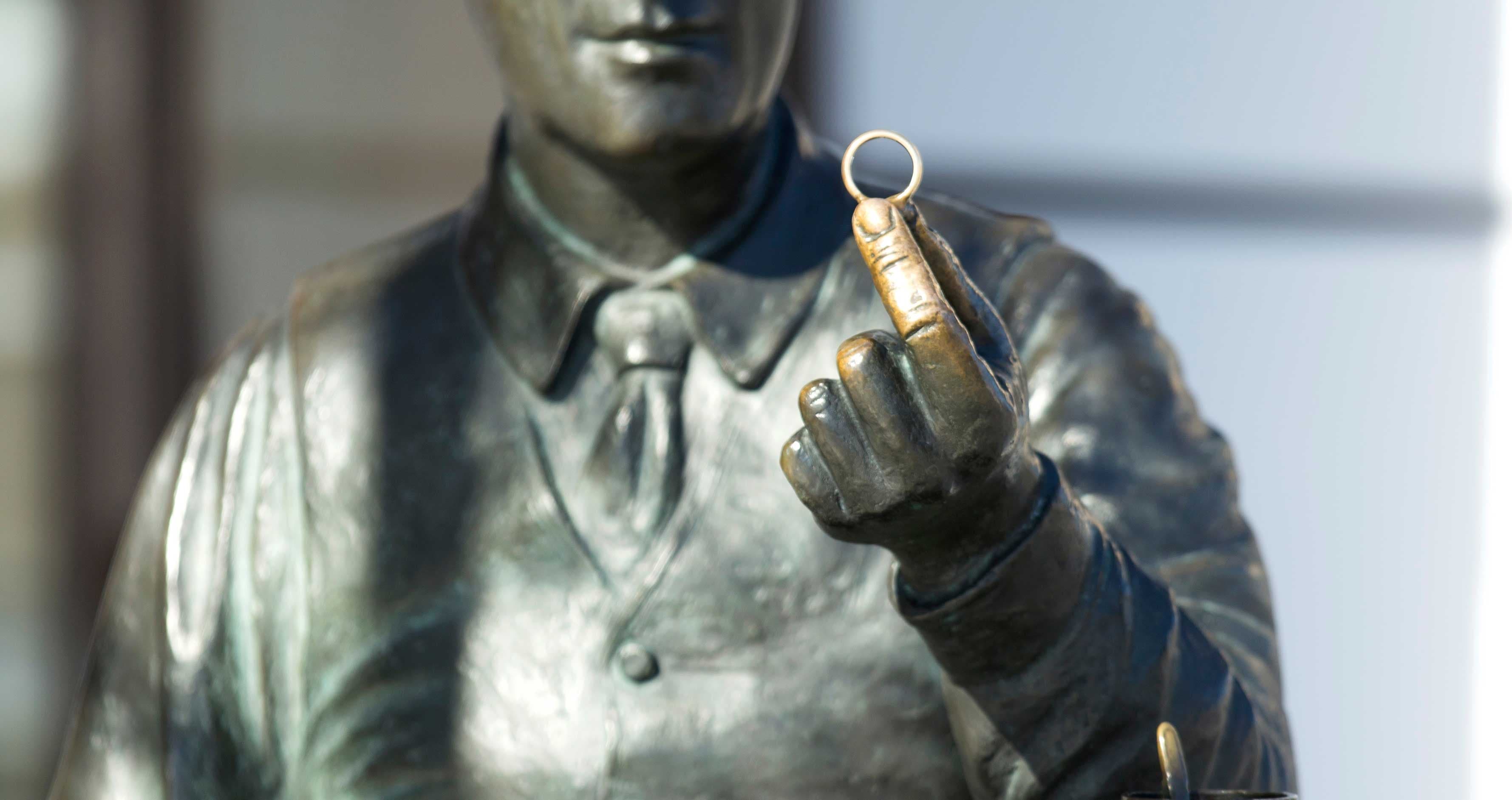 Памятник ювелиру  «Последний штрих»
