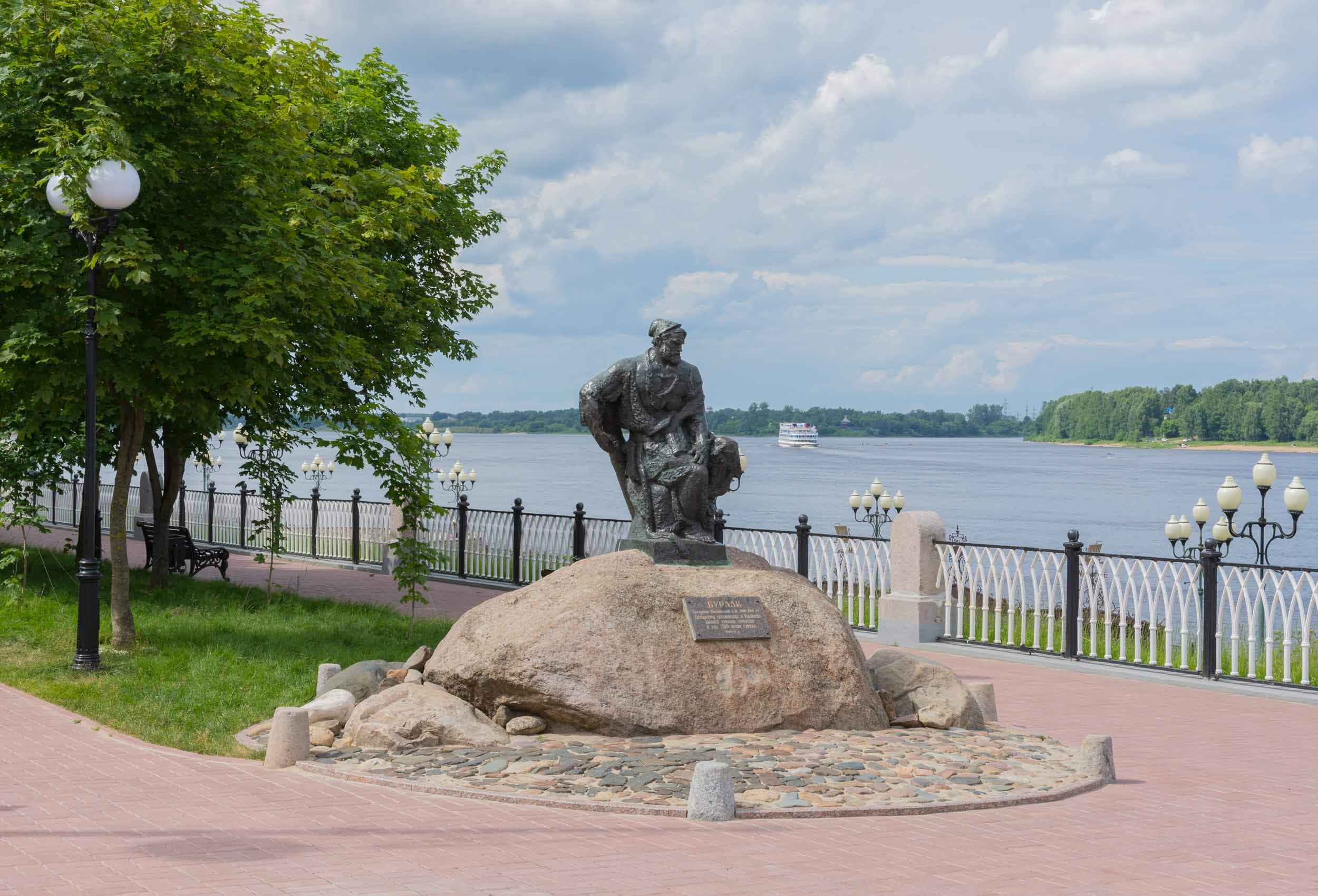 Памятник бурлаку