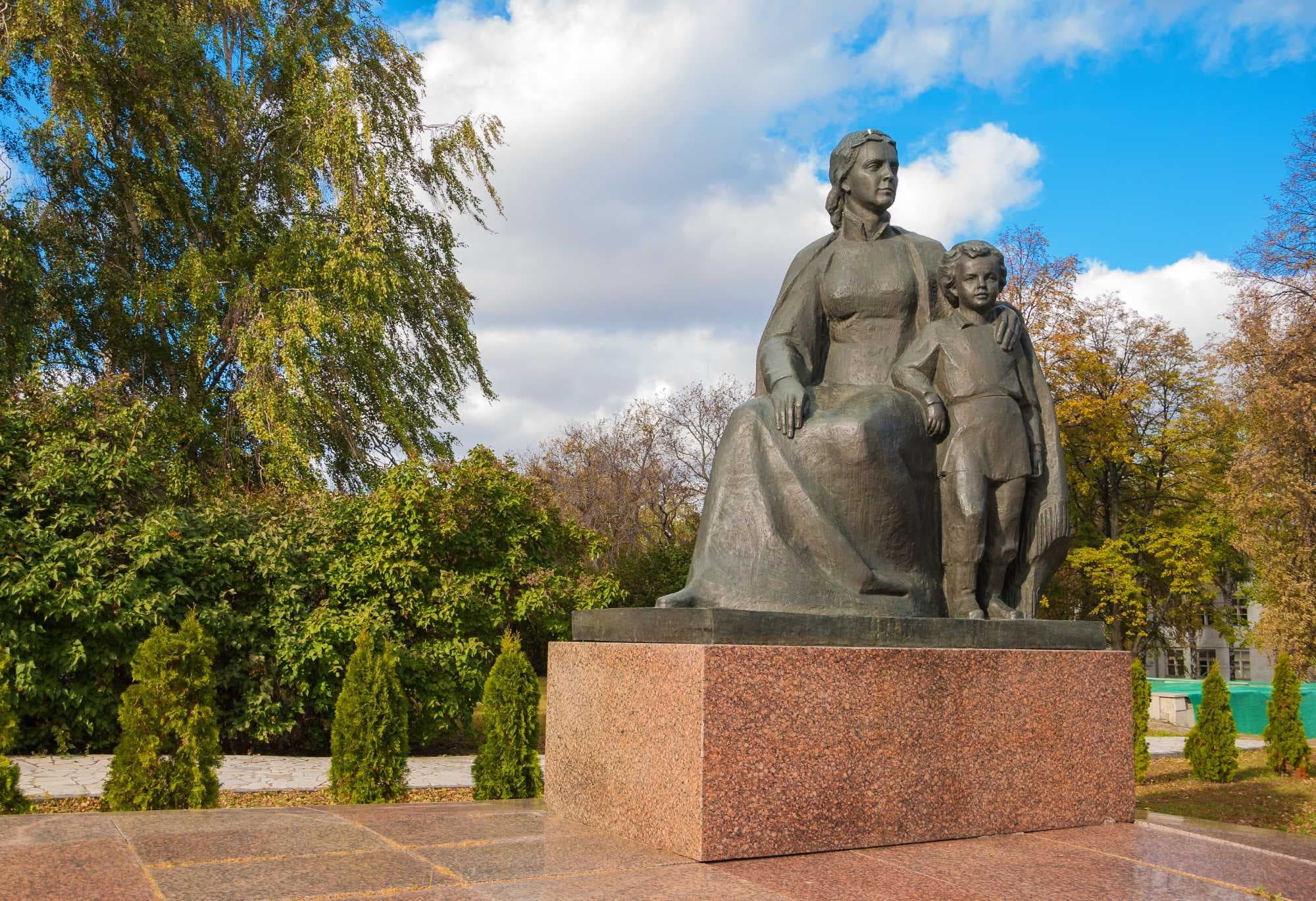 Скульптура «М. А. Ульянова с сыном Володей» 