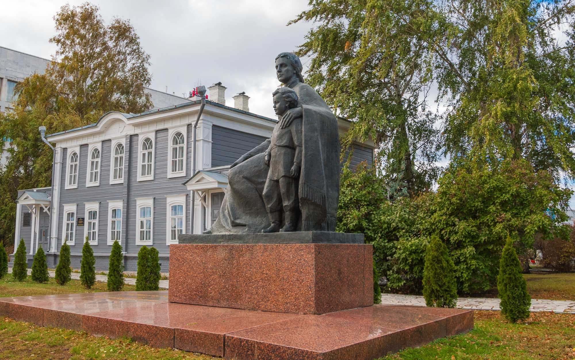 Скульптура «М. А. Ульянова с сыном Володей» 