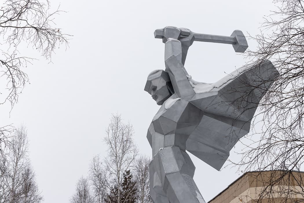 Памятник мостостроителю