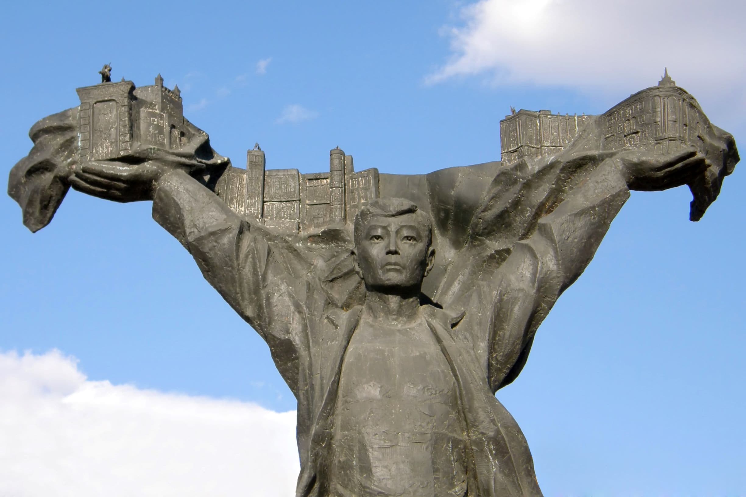 Памятник строителям Улан-Удэ «Зодчие» 