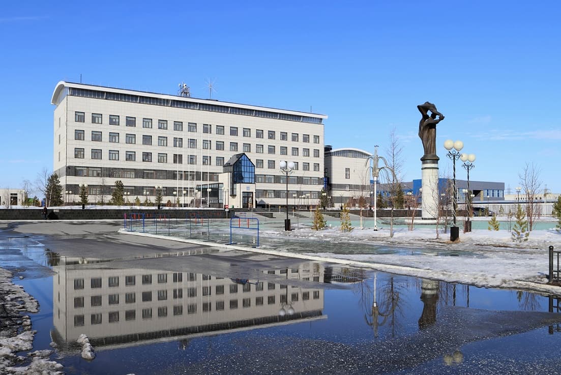 Памятник пионерам освоения Уренгоя