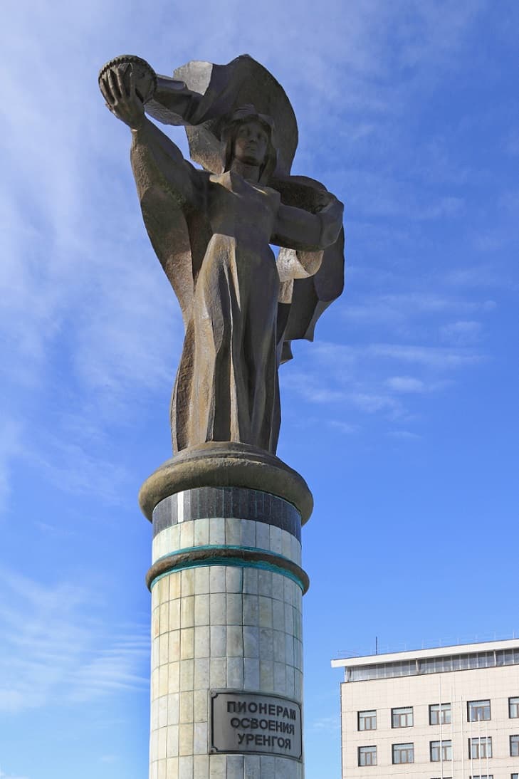 Памятник пионерам освоения Уренгоя
