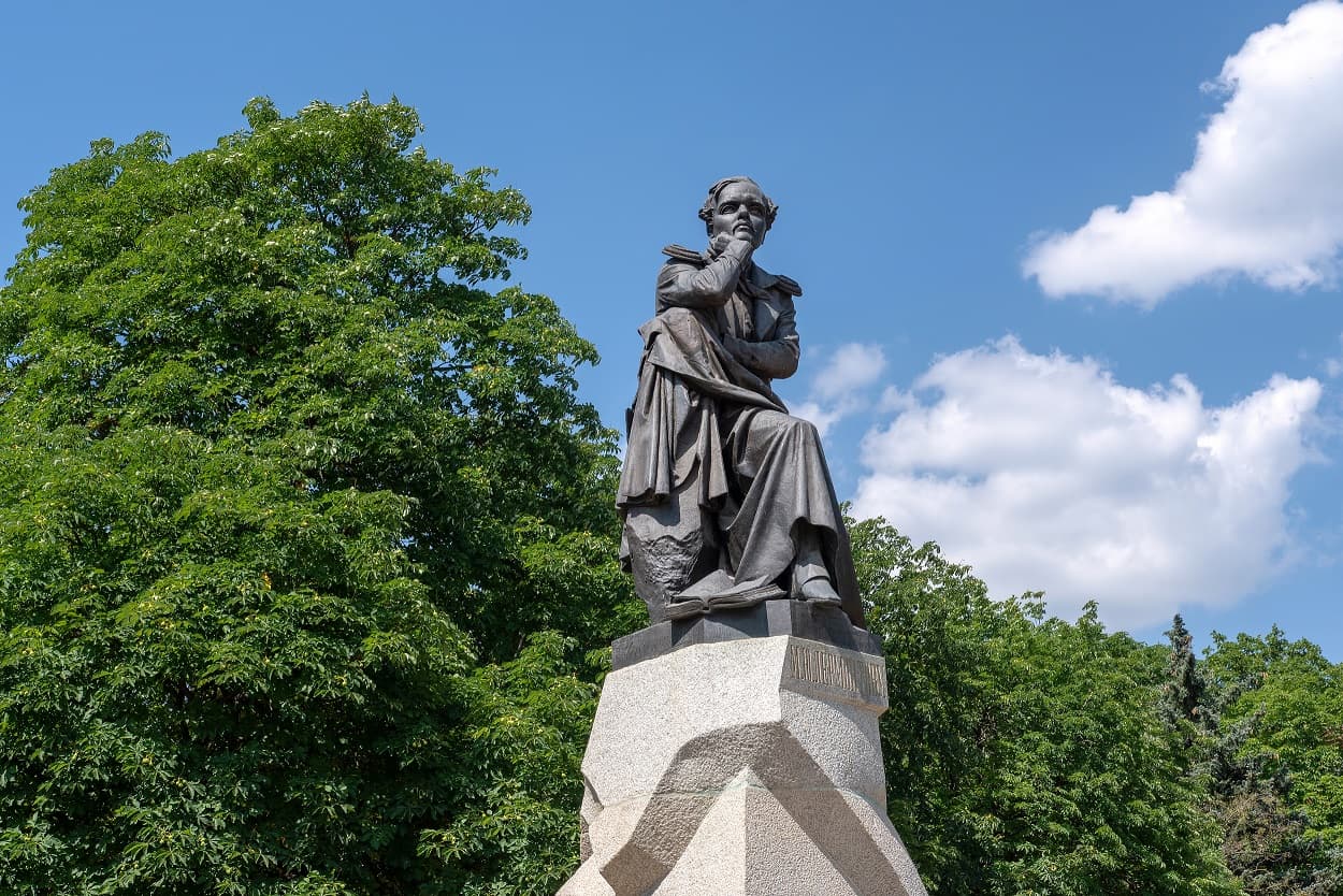 Памятник Лермонтову