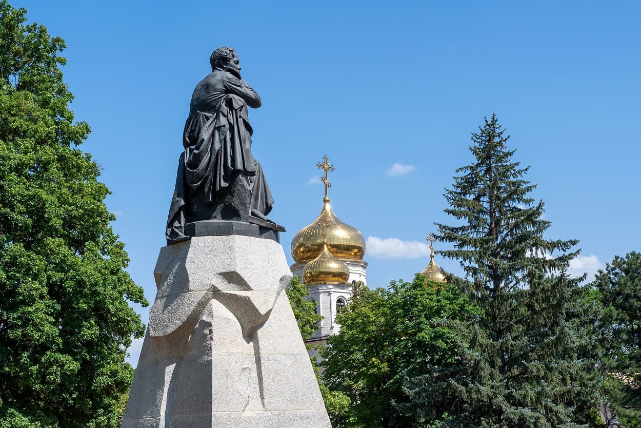 Памятник Лермонтову