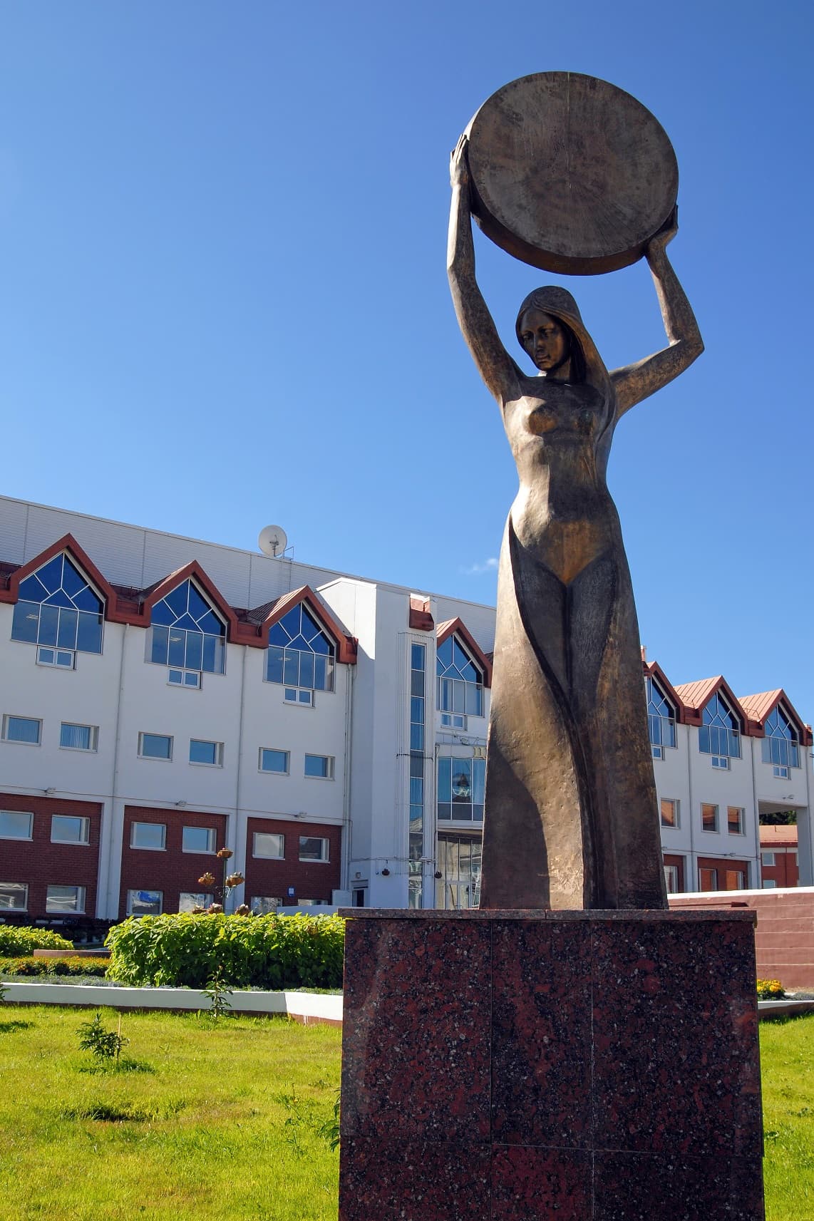 Скульптура «Женщина с бубном» 