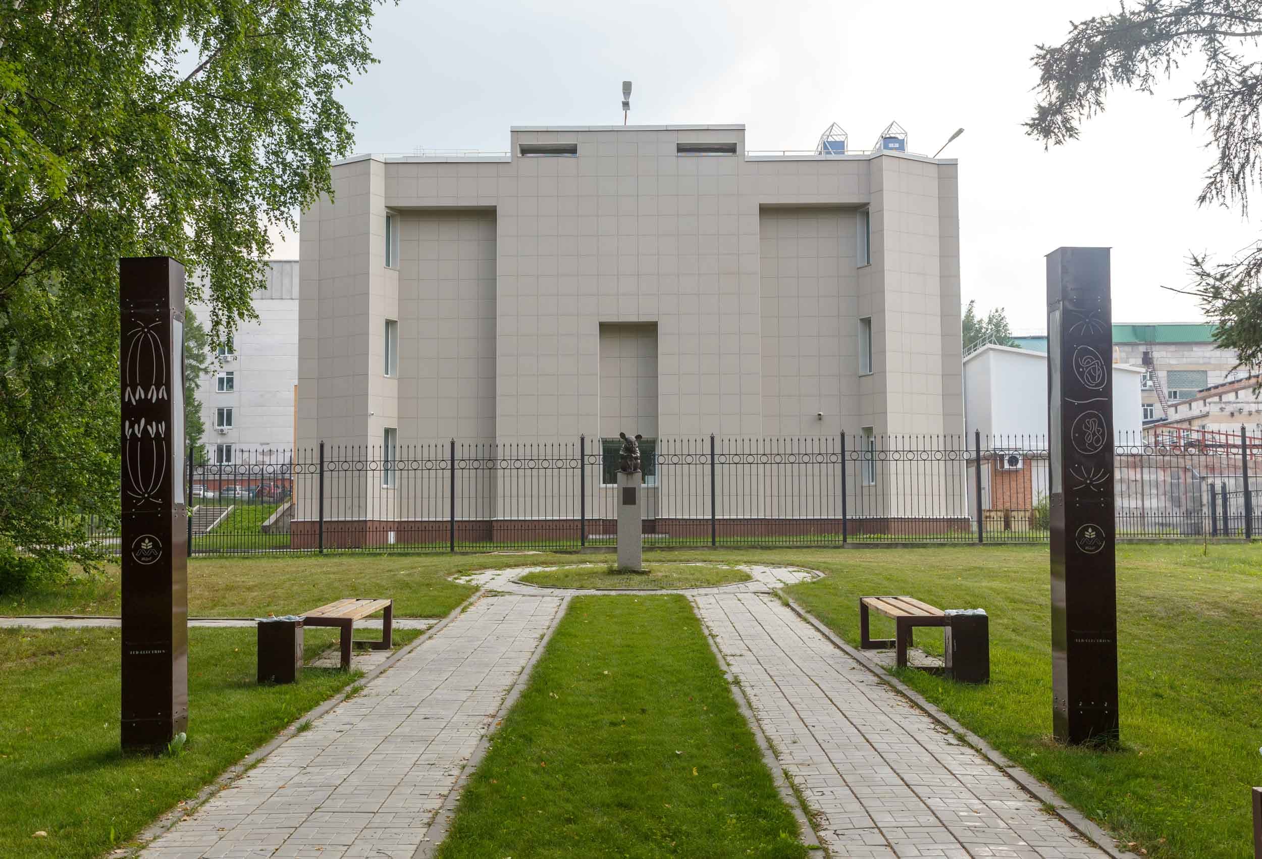 Памятник лабораторной мыши, вяжущей нить ДНК