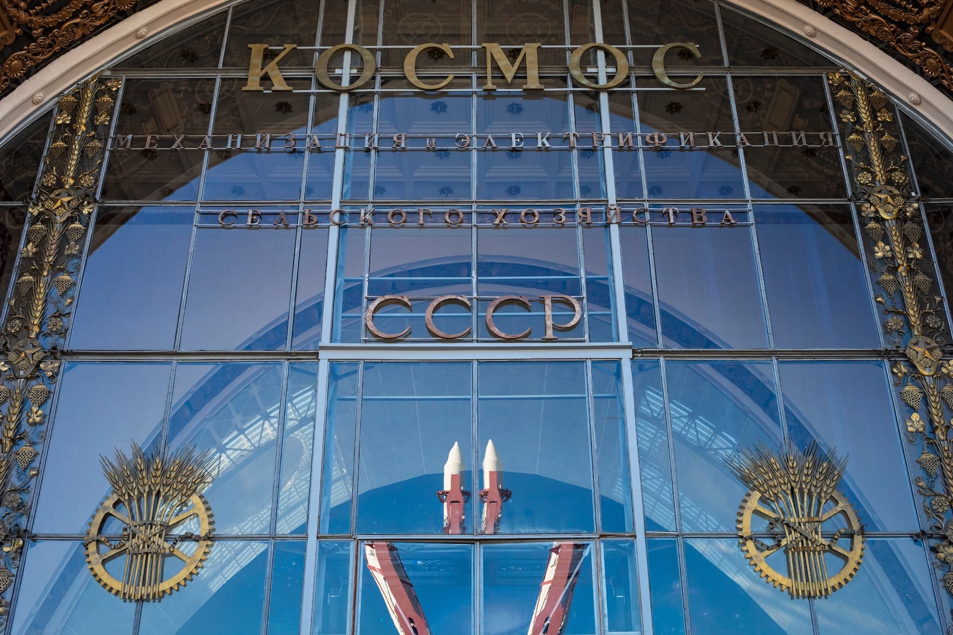 Вход в павильон
