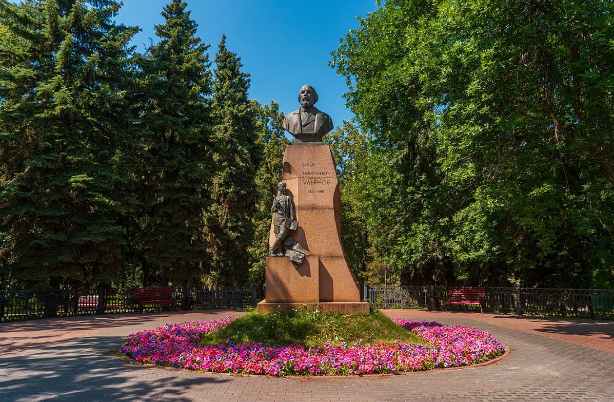 Памятник И. Н. Ульянову