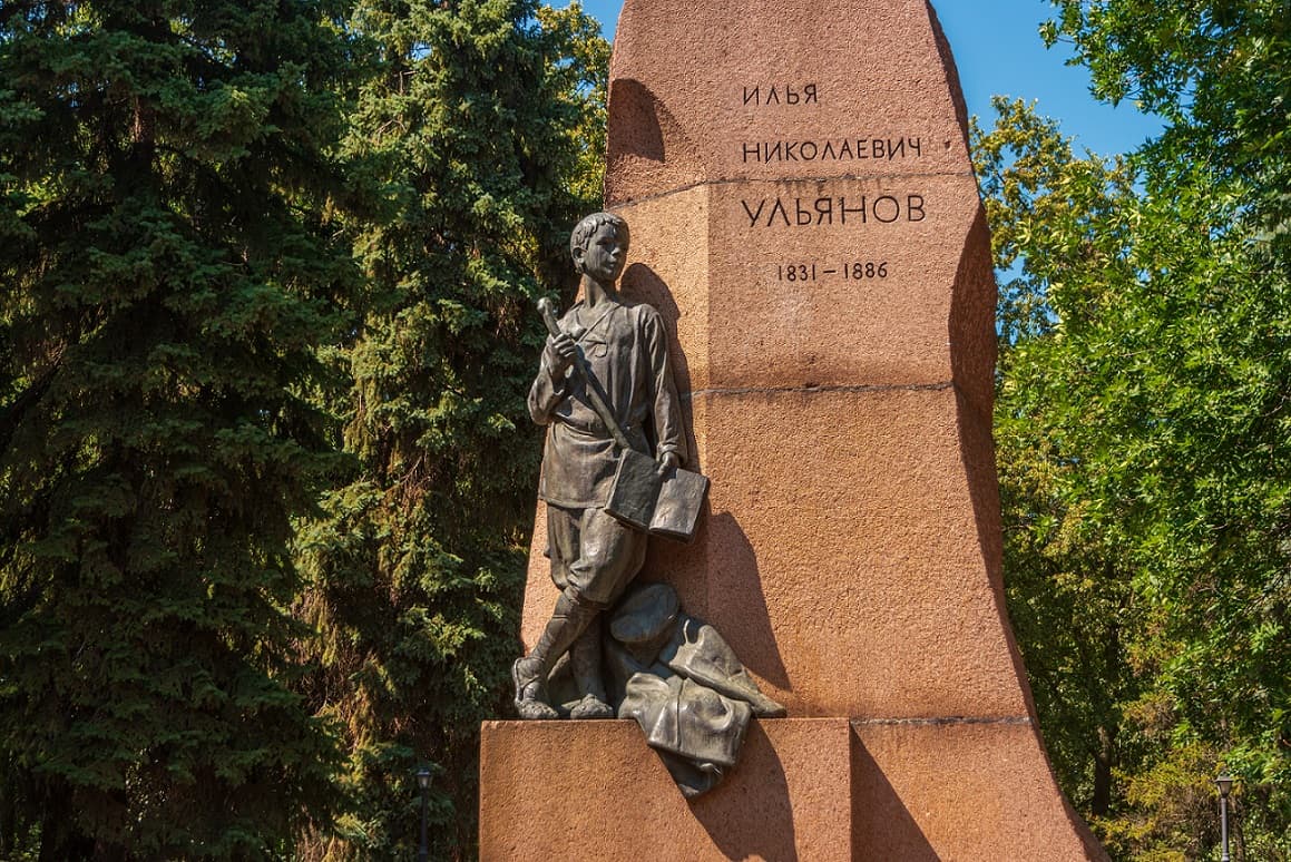 Памятник И. Н. Ульянову
