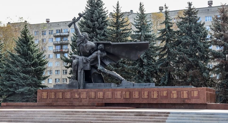 Монумент Славы на площади Мира