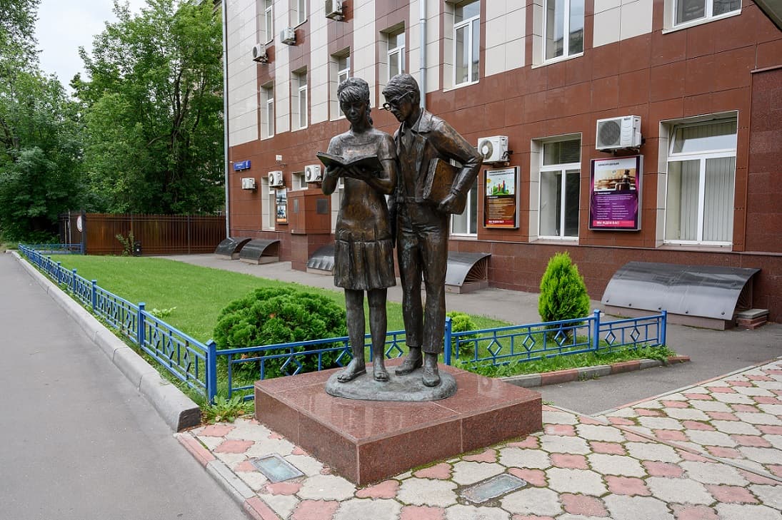 Памятник Шурику и Лидочке 
