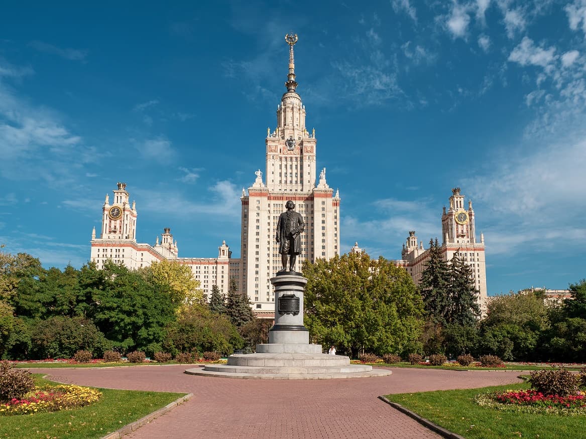Памятник М. В. Ломоносову на Университетской площади 