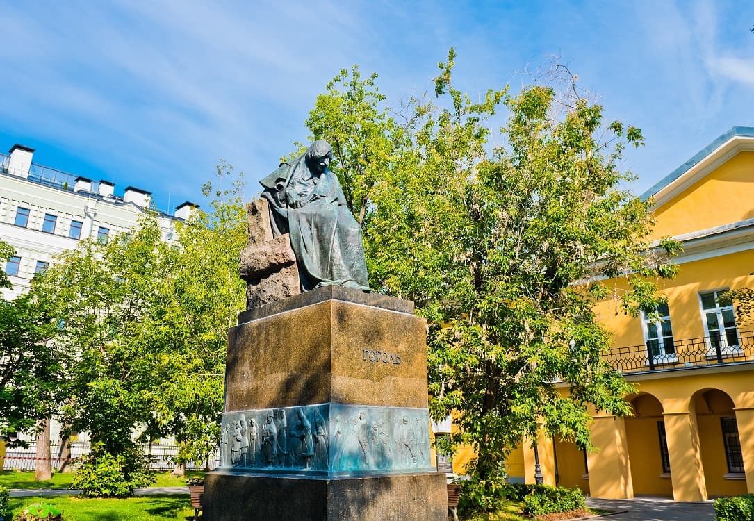 Памятник Гоголю на Никитском бульваре 
