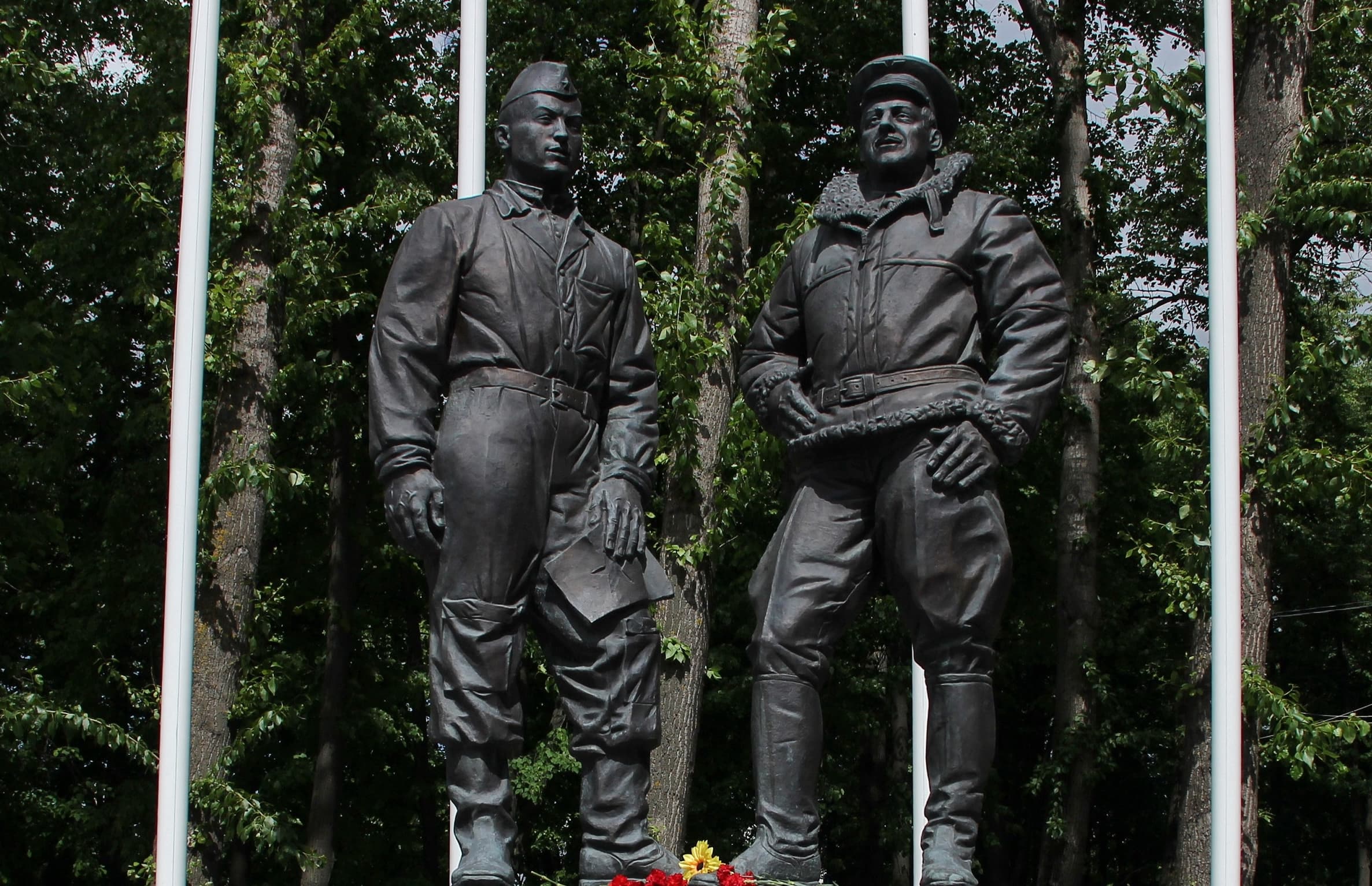 Памятник полку «Нормандия-Неман»